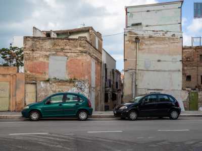 Qui si trovano alcune palazzine che, seppur diroccate, risultano incredibilmente abitate da alcune famiglie baresi